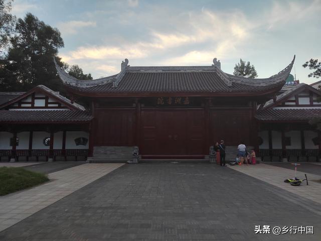 打卡北湖公园：读懂南充的文化密码与生活温度/乡行中国走进南充