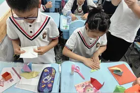 巧手折“五彩粽”图片