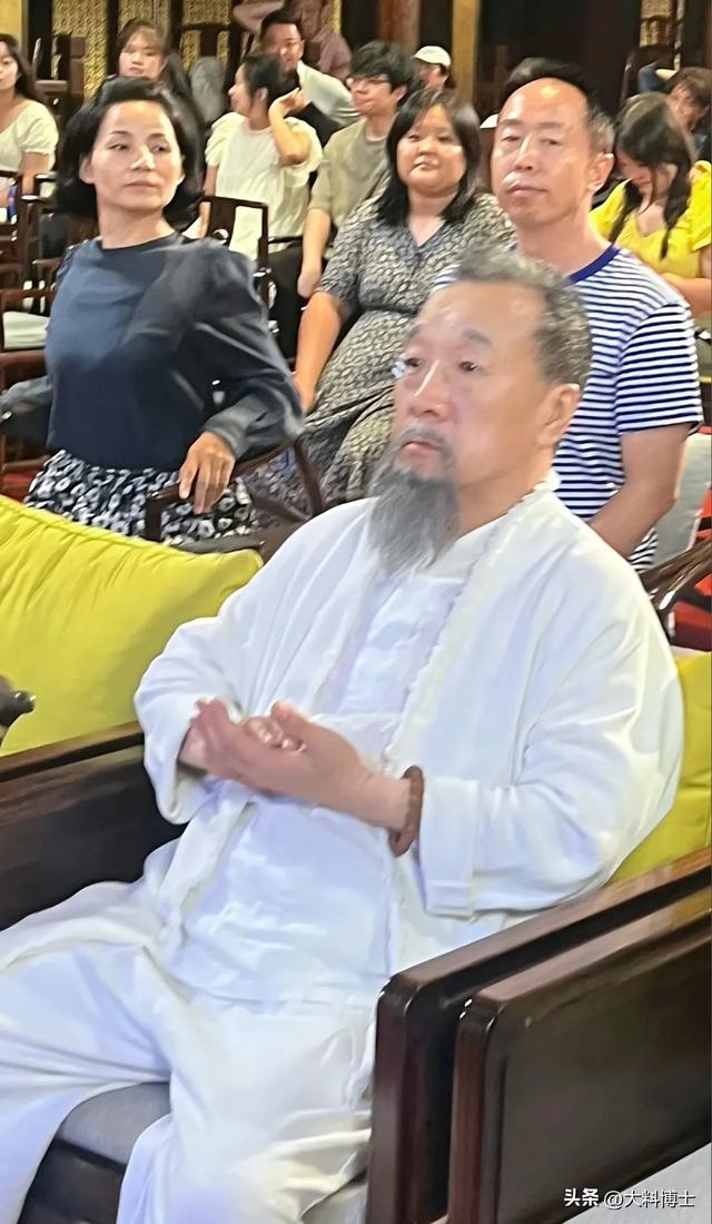 66岁刘亚津现身西安，老态龙钟拄拐杖，留长胡须戴佛珠，仙风道骨