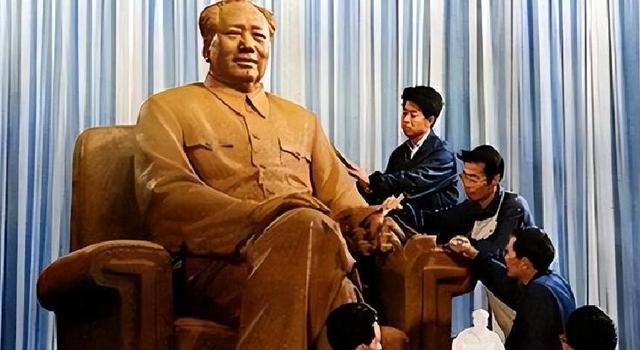专家：建议拆除毛主席纪念堂雕像，士兵：你胆敢拆一下试试