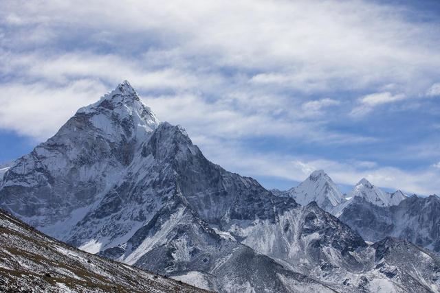 一名男子在成功登顶珠峰后，在下撤途中被夏尔巴向导多次抛弃！