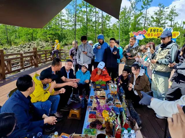 俞敏洪直播探秘“东方小瑞士”和千万网友云端感受阿尔山的美