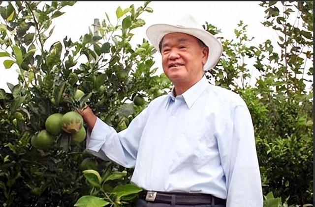 他是华国锋的接班人一心为国操劳，晚年回到家乡当农民