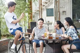 梦见死去的人活着跟我说话，背后隐藏着怎样的寓意？图片