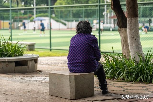 60岁阿姨直言不讳：两性关系中，女人最渴望的不是钱，而是这4样