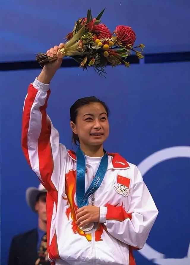 全红婵夺金仅3天,出现2件令人担心的事,央视下场发文为她撑腰