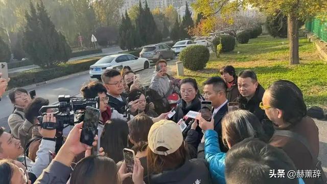 狗主人被反杀案开庭，9人闯门打砸，妻子后悔冲动，更多细节披露