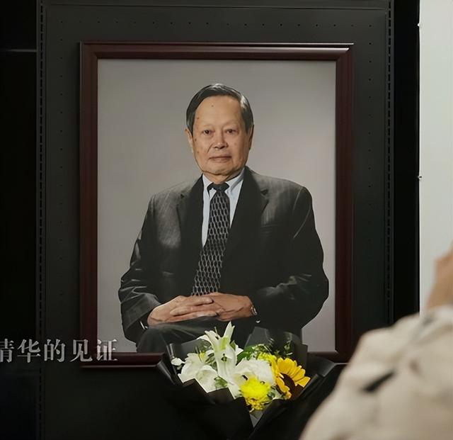 杨振宁身覆国旗，翁帆是家属代表站第一位，重量级好友也到场悼念