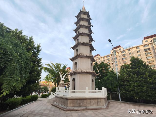 傍晚爬威海塔山，取景器俯瞰山海风光，山脚寻到另一座文笔峰宝塔