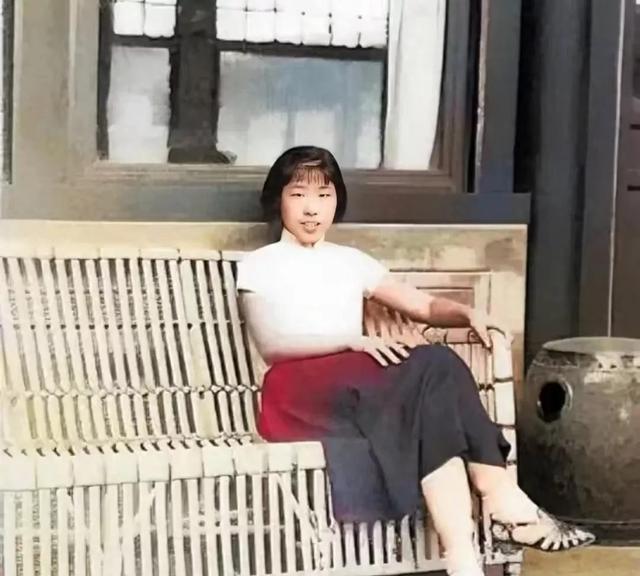 刘少奇的夫人王光美有多美？1940年在大学留影，那年19岁气质非凡