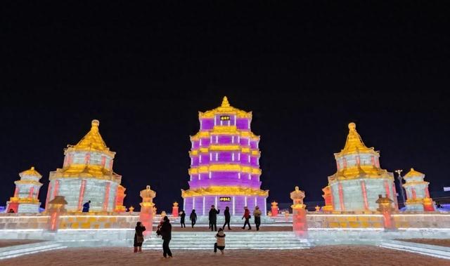 武汉黄鹤楼现身哈尔滨冰雪世界，冰砖背后藏着秘密。真假黄鹤楼？