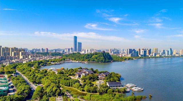 江苏人口最少地级市，GDP比泰州低，面积比南京小，人口不足350万