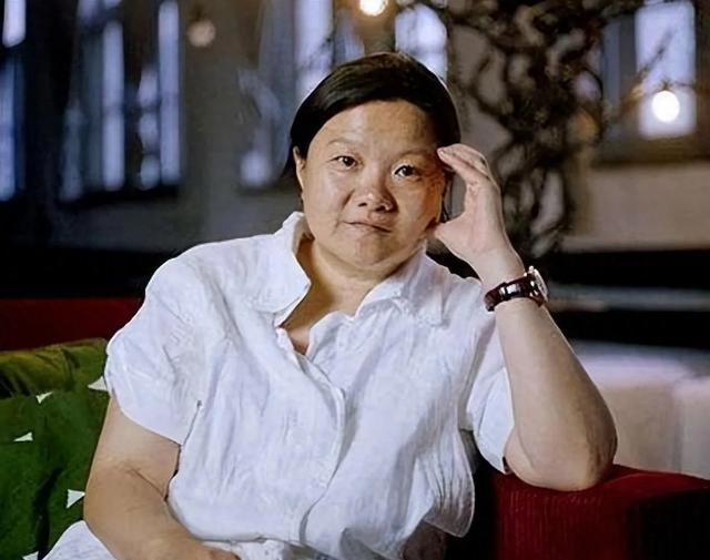 陈凯歌前妻洪晃京郊院子曝光，百平空地长草，网友：哪像名门小院