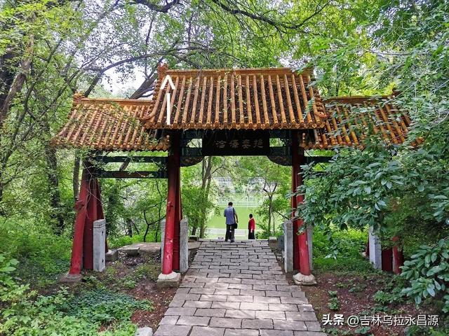 吉林市龙潭山公园内，如今“挹娄泽洽”牌楼并非当初的式样