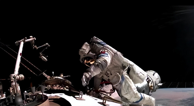 神舟二十遇碎片撞击？中国载人航天应急救援，7天就能接回航天员