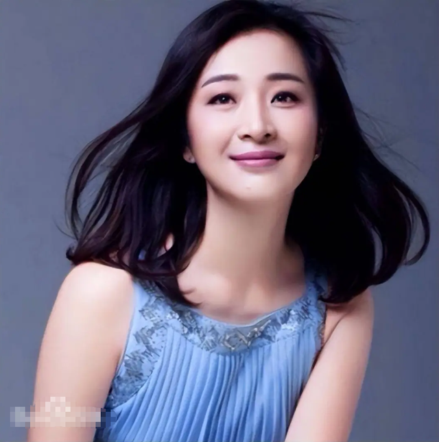 与王海燕离婚传闻真相大白1年，55岁张嘉益近况曝出，一点不意外