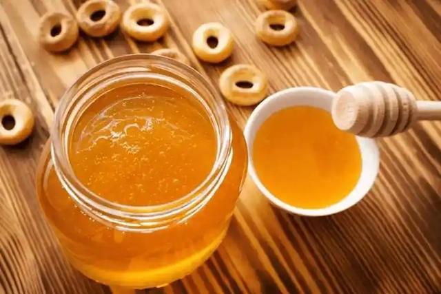 蜂蜜水不是人人适合！医生提醒：饮用时牢记3个注意事项