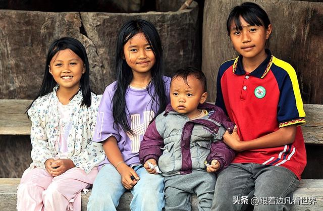 跟着边凡看世界：在澜沧左都佤族古寨与佤族小朋友在一起