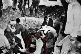 1949年，小萝卜头遗骸被挖掘出，看到手里紧攥的遗物时，众人泪目图片