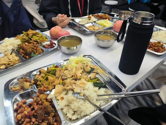 北京下了硬命令，2027年底前	，所有中小学必须告别“校外供餐	”