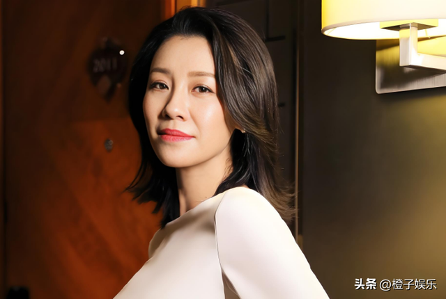 与四婚名导同居三年流产两次不结婚，转身下嫁穷小子，如今咋样？