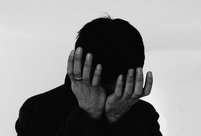 轰动全香港！香港男子辞职卖房准备移民英国，全家却离奇惨死酒店