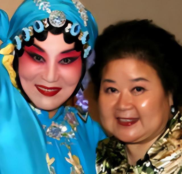 吃里爬外，永不回国？她带领30名演员选择留美，如今年过花甲归来