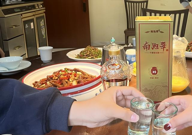 洋河打响“光瓶酒”第1枪后，两无名酒意外走红，好喝不贵引疯抢