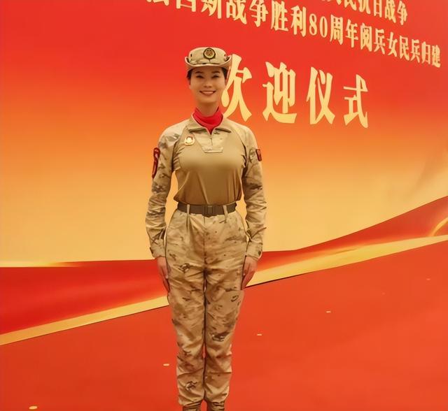 28岁女民兵李思颖阅兵归家，母亲火速官宣新身份，网友评论酸死人