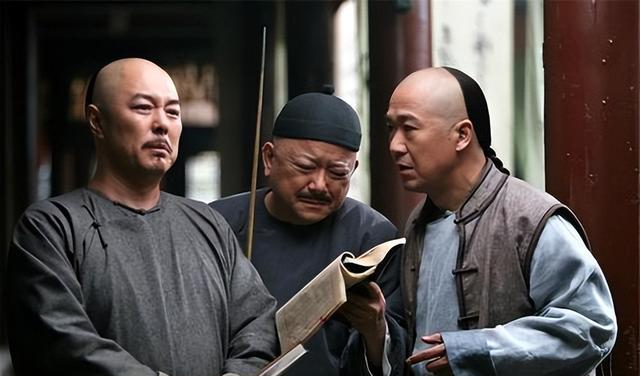 和珅出上联：三斤四两五花肉，纪晓岚巧对下联，和珅听后直接下跪