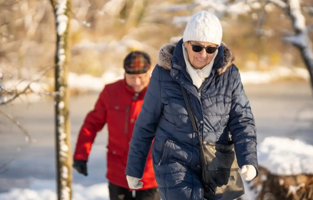 脑出血跟戴帽子有关？医生警告：52岁后	，天冷要注意这6件事