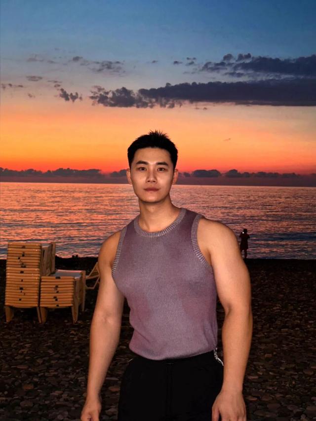 清爽旅行健身博主网红，这188cm身材还要什么腹肌