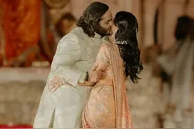 印度首富儿子穿拖鞋来了！首富太太胸前硕大宝石，网友称像风油精图片