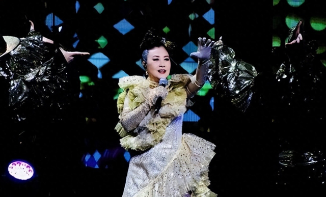 78岁连路都走不稳还开演唱会，全网骂声一片，她却扬言回馈粉丝