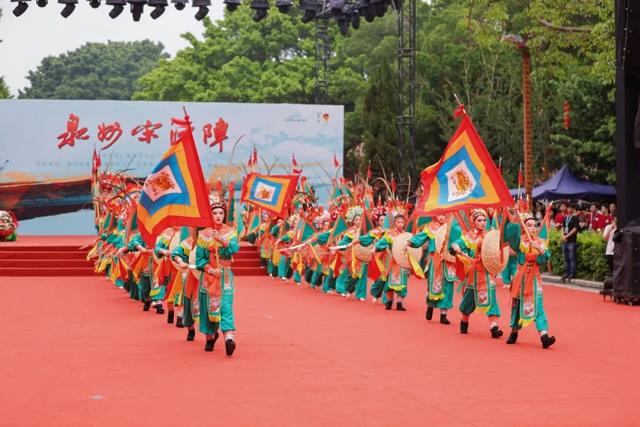 泉州宋江阵新升级——簪花侠士2.0！相约丰泽场，打卡“非遗盛宴+滨海浪漫”