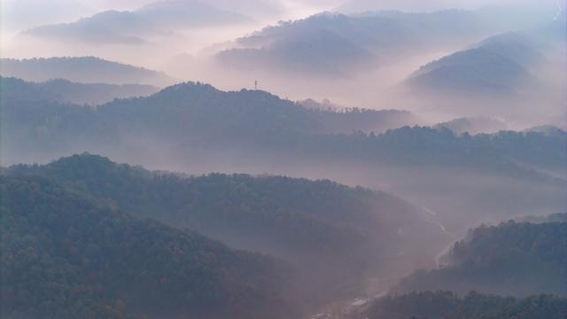 山叠嶂，雾缭绕