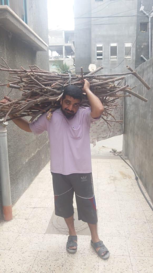 一个加沙家庭的循环日常：在枪声与废墟中，寻找食物与水