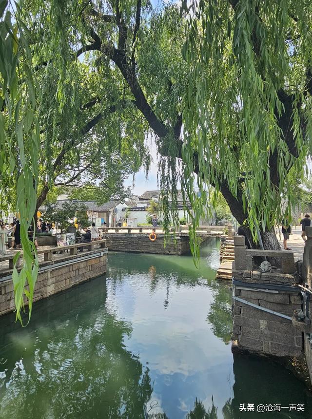 上有天堂，下有苏杭，苏州平江路古老石桥，仿佛诉说着昔日的繁华