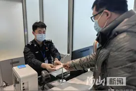 机场安检员韩文岩：为旅客出行搭起安全屏障图片