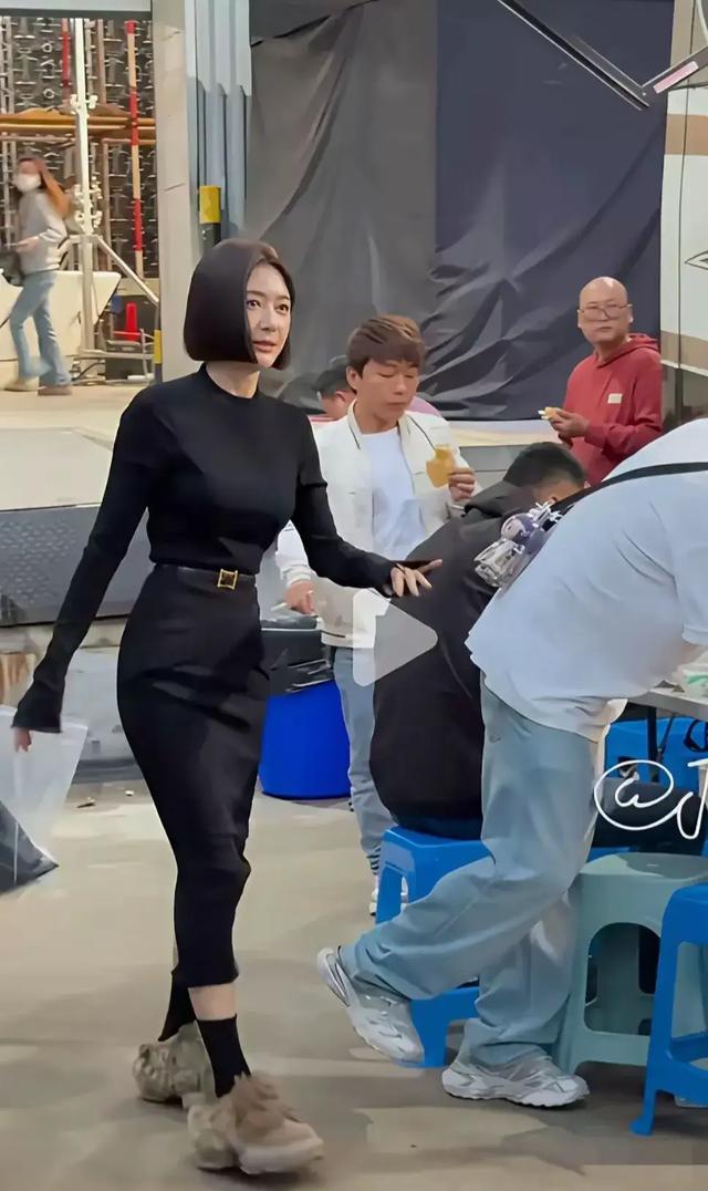 秦岚变化太大了，胸很大，腰很细	，臀部很大，身材有点像芭比娃娃