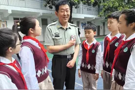 关心下一代就是关心祖国的未来 武汉市军休五中心军休干部争先恐后“进校园”图片