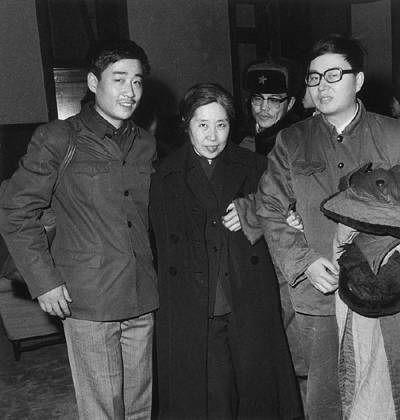 王光美有多漂亮？1940年，19岁的王光美在大学留影，气质不凡