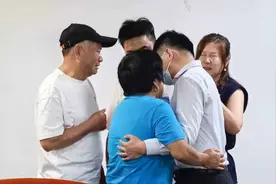 4岁男童在沪上火车站走失！31年后，他用1个举动找到亲生父母，速扩散图片