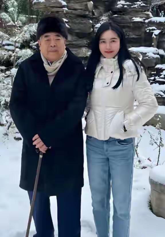 87岁范曾“老来得子”？徐萌穿哺乳裙身材臃肿，亲女儿范晓慧慌了