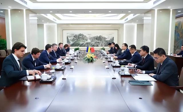 高市早苗拒绝认错，乌克兰派人飞来北京，带来一个中方想要的承诺