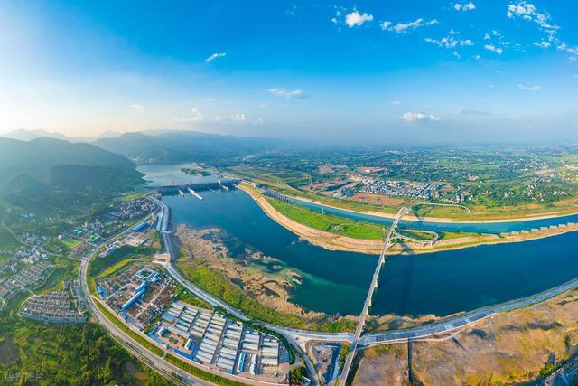 重庆与贵州湖北三省交界有座小城，峡秀水清，让李白都流连忘返