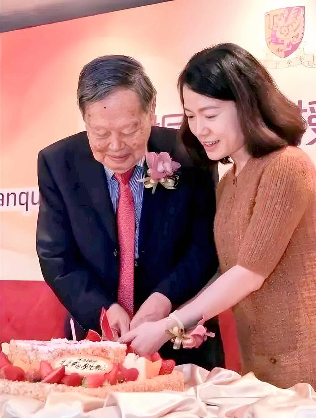 杨光宇赴八宝山送别父亲杨振宁！父亲走了，他仍会把翁帆当亲人
