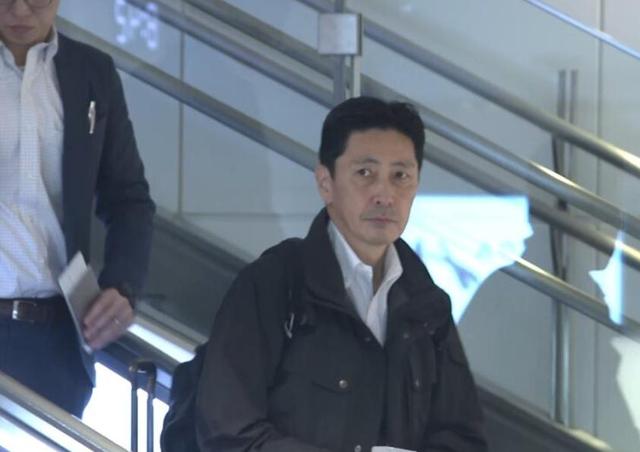 日本官员已经抵达北京，全程一言不发，有一个细节已经表明了问题