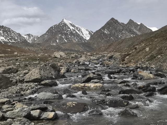 肃南巴尔斯雪山，裕固族的圣山，盘旋山路几十公里才能到达观景点