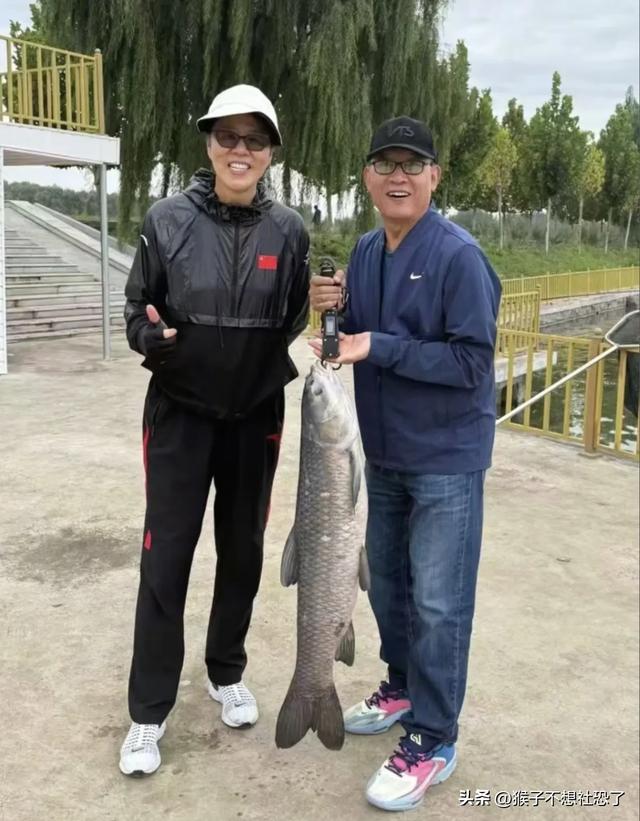 64岁郎平与74岁老公北京钓鱼，钓上来的鱼大得离谱！俩人格外开心